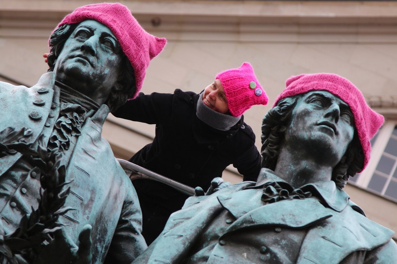 Foto: Ines Bolle und Goethe-Schiller-Denkmal mit pussyhats